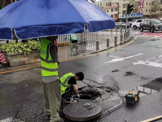 防汛人员修复通信井盖