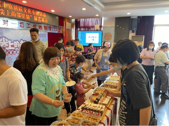 居民们一起分享和品尝美食