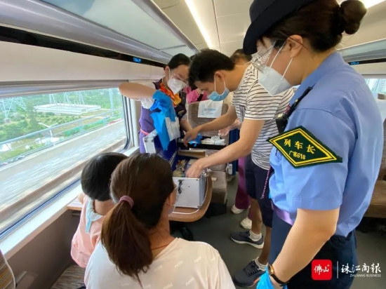 广州中医药大学顺德医院医生为不适的乘客进行诊治。/医院供图