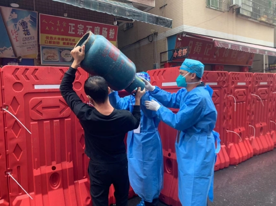 谢学诚和他的同事们在水马之上架起了“安心桥”为百姓传递物资 受访者供图