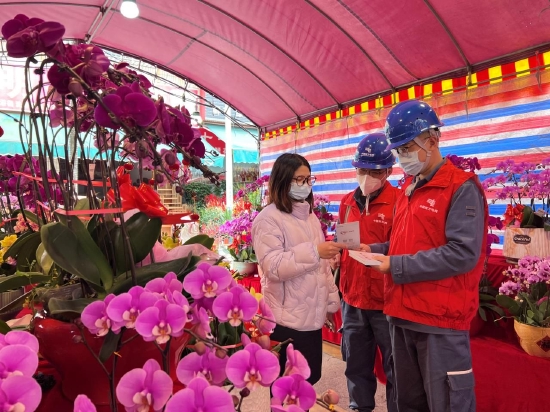 南方电网广东中山三乡供电分局党员服务小分队开展迎春花市保供电,为市民送上贴心服务。