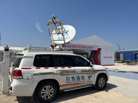 图示：配备卫星大带宽应急通信技术的应急通信车在活动现场进行网络保障
