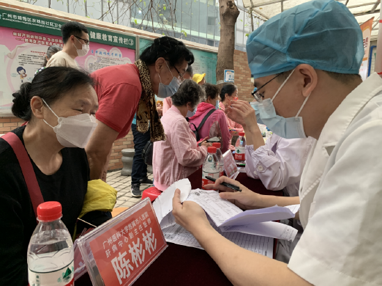 广州医科大学附属市八医院肝病中心副主任医师陈彬彬为市民义诊。