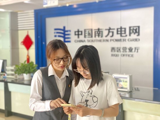 南方电网广东中山西区供电分局工作人员指导市民通过手机银行查询账单,线上用数字人民币缴纳电费。 胡家玥 摄