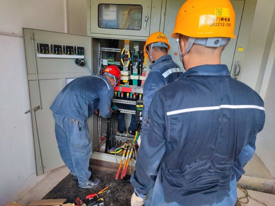 9月12日，南方电网广东江门台山供电局抢修人员正在更换低压开关。 （李俊宜 摄）