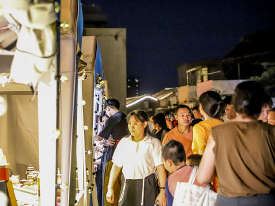 集市游人如织