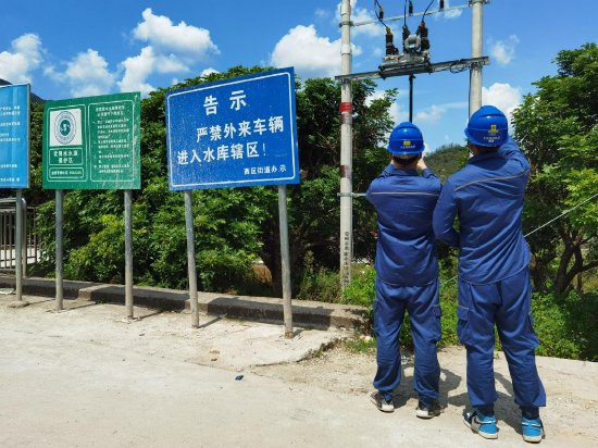 大亚湾供电局工作人员对乡村供电设备进行检查