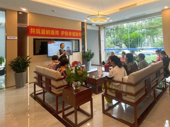 珠海凤凰北支行爱心工作室为老年客户讲解金融产品知识