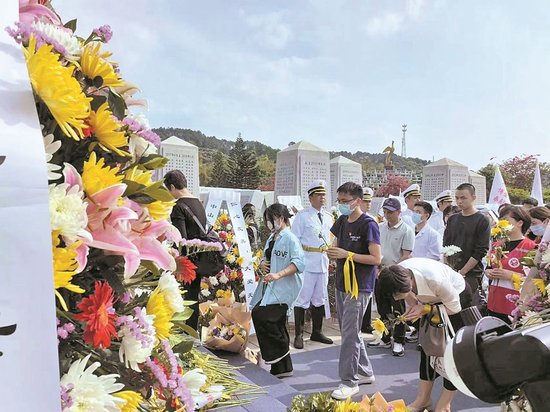 广东省红十字纪念园内，群众为器官捐献者献花