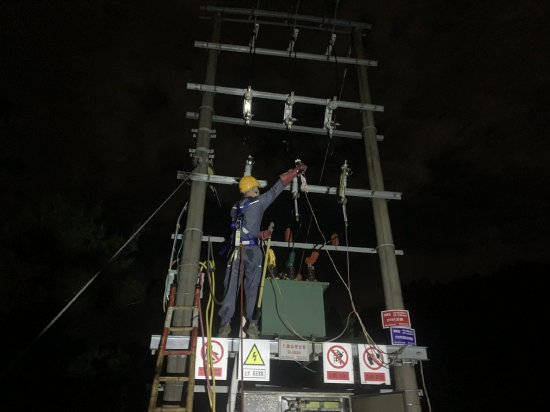 4月25日,南方电网广东梅州大埔供电局工作人员对因雷击受损变压器开展故障抢修。(李韬 摄)