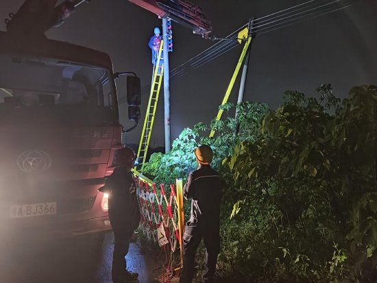 4月28日凌晨，广州白云供电局江高供电所运行人员对受风水浸蚀影响严重倾斜的电杆进行抢修 
