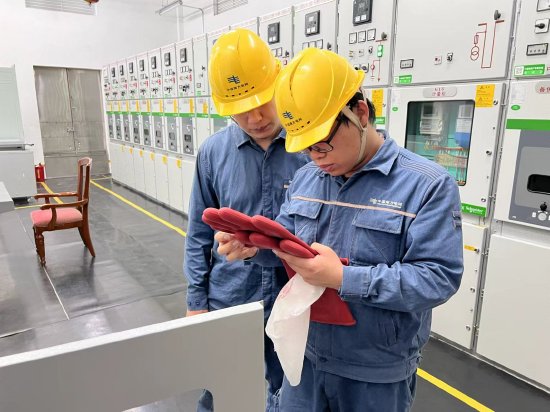 &nbsp;5月1日，南方电网广东梅州城区供电局组织工作人员到梅州市人民医院开展用电安全检查，保障伤员救治医院的稳定供电。（王怡璇 摄）