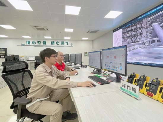 5月11日，闽粤联网公司云霄换流站运维人员加强首次满功率运行时的重要信号监盘。（苏爽 摄）