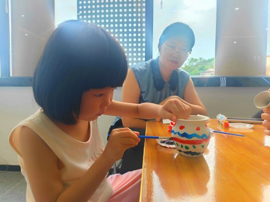 “‘泥’我携手·‘陶’趣无穷--DIY亲子活动”现场专注彩绘的亲子家庭