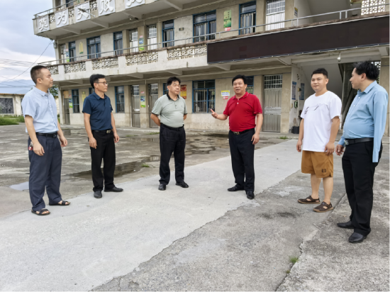 图为林先柏在英德大湾中学调研