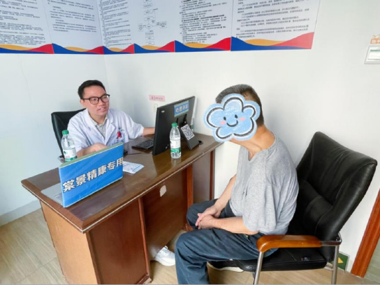 图|精神科医师为患者进行评估