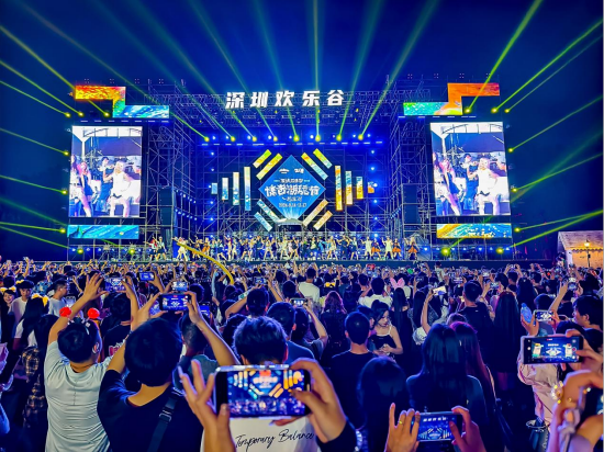 ▲深圳欢乐谷“惊奇潮玩节”夜间派对