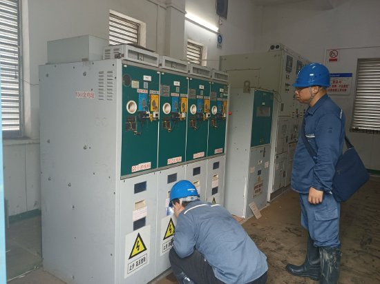 8月5日，南方电网广东肇庆端州供电局运维人员现场查勘受浸设备工况，全力抢修复电。（李柏阳 摄）