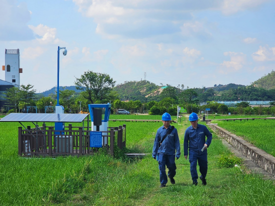 在广东省惠州市惠阳区良井镇黄洞村,南方电网广东惠州惠阳供电局良井供电所工作人员前往客户家中开展客户走访工作。(谢迪霏 摄)