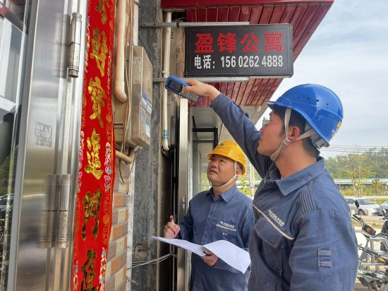 惠州仲恺供电局客户经理正在为新装后的电表进行检查。杨柳青 摄