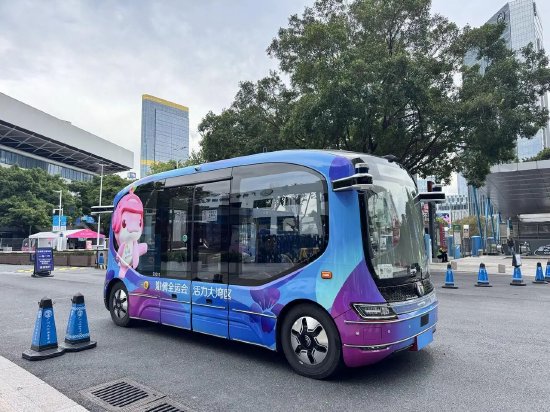  文远知行自动驾驶小巴驶出天河体育中心