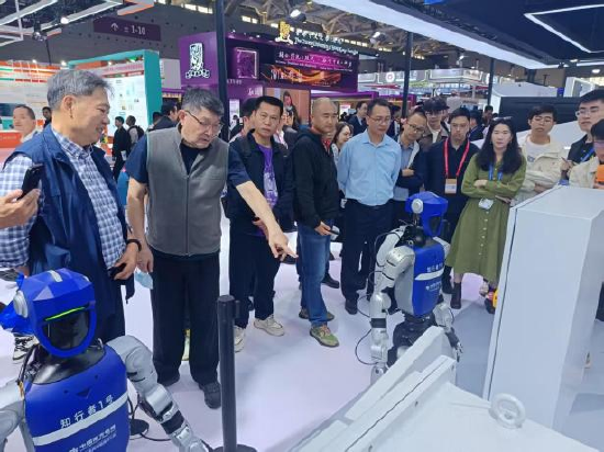 电力机器人正在操作电柜和高压验电