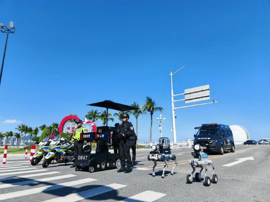  杰创智能为十五运会投入了最新研发的AI智能安防装备——AI电磁网捕巡防机器狗Pro和电磁网捕器，确保赛事安全顺利进行，用科技筑牢安全防线。