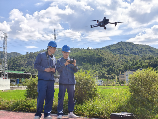  图为“井潭湖”青年突击队正利用无人机开展重点线路联合巡视。刘洋 摄