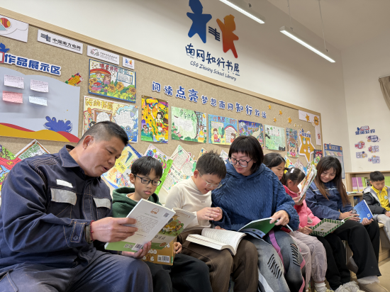  龙门供电局供电人员实地查看书屋运行管理工作