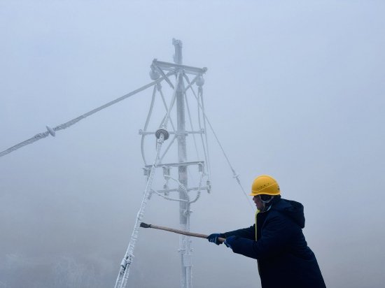 1月21日，南方电网广东清远连州供电局运维人员对10千伏潭岭线开展除冰。（范学谦 摄）