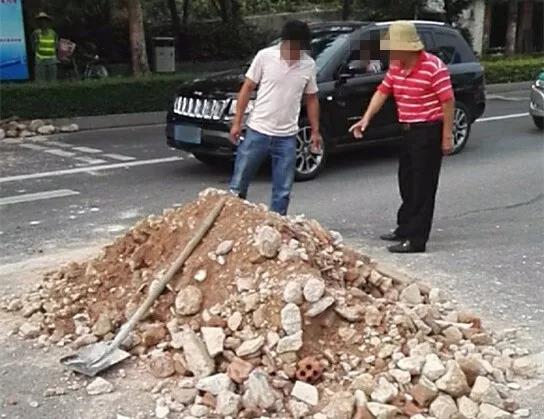 深夜坦洲路口888号小车被撞180度 拖行10几米