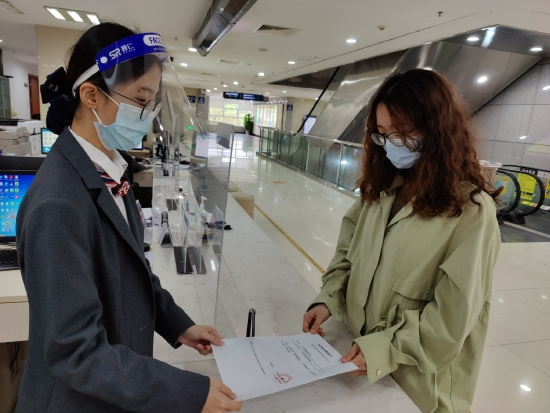 黄埔区市场监管局为企业办理歇业备案。(受访者供图)