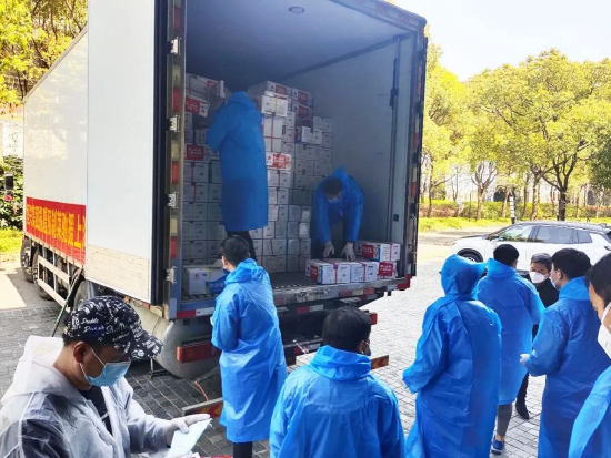 恒兴集团物资到达上海接收点,工作人员正在组织卸货