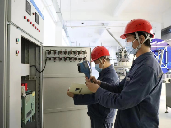 广东电网广州增城供电局党员服务队对客户供电电源线路开展特巡特维。(张泽斌)