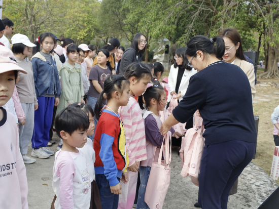从化区副区长胡香玲为女童发放花蕾礼包