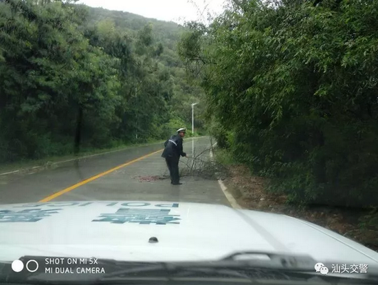 交警南澳大桥中队民警对南澳大桥及周边环岛公路进行巡查及时发现并排除安全隐患。