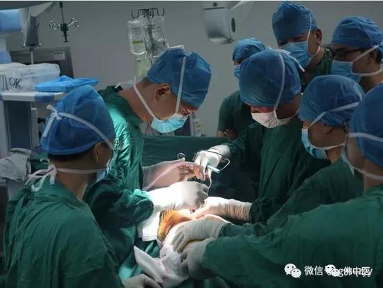▲佛中医专家连夜到高明为患者手术