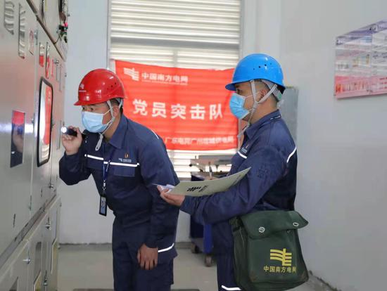 南方电网广东广州荔湾供电局保供电人员到高考保供电现场进行用电检查。