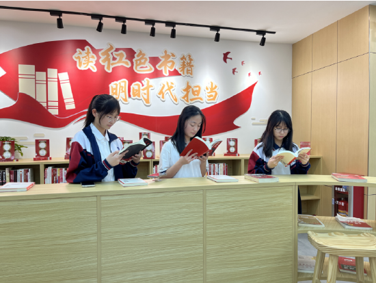 同学们阅读红色经典书籍