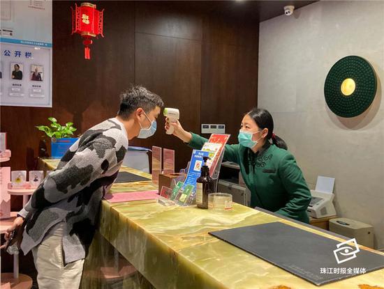 入住百盛达酒店前,顾客需先测温