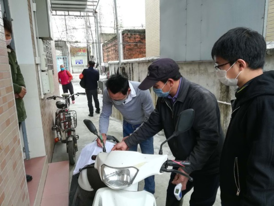 喻强锋（右一）出租屋排查外来返工人员