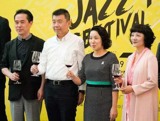爵士节指导单位和主办机构领导为爵士节启幕祝酒，左起：广州市委宣传部副部长朱小燚，广东省文化和旅游厅党组成员杨树，广州市越秀区委常委郭环，星海音乐厅主任刘莹