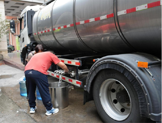 &nbsp;应急送水车与供水应急指挥车就位