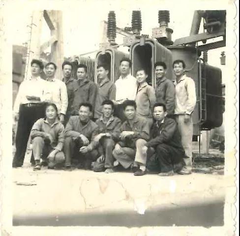 70年代,石菉变电站预试完工,蒋礼强(右二)与工友合影。