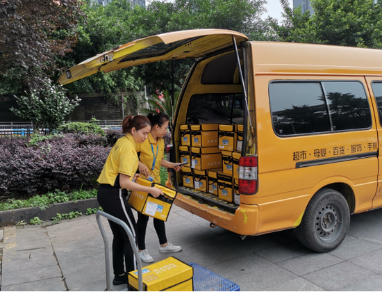 何香兰向苏宁小店运输货物