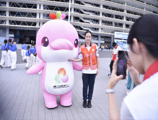 青少年争着和全运会吉祥物合影