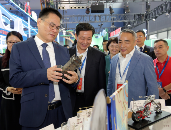 广东省文化和旅游厅厅长李斌到江门展馆指导