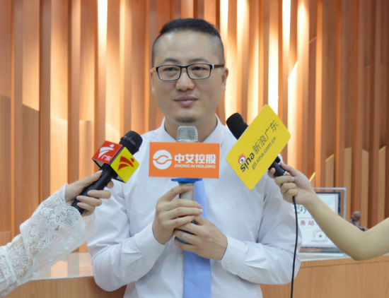 中艾控股集团副总裁陈荣安接受媒体采访