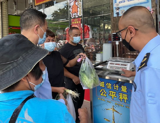 市民在伦教市场体验市场公平秤。