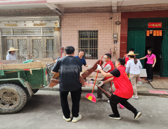 连江口镇党员志愿者带头参与“六乱”整治行动